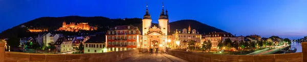Le vieux pont et la porte à Heidelberg — Photo