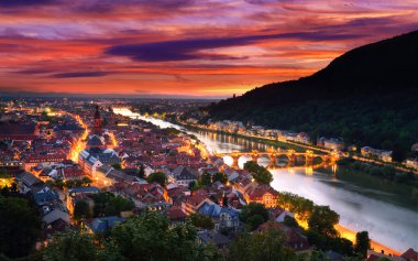 Heidelberg, Almanya, dramatik alacakaranlıkta gökyüzü ile