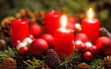 Advent çelenk mumlar yanan 2