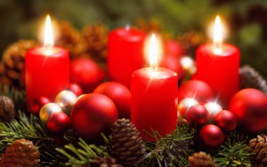 Advent çelenk mumlar yanan 3