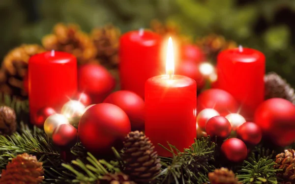 Advent krans med en brännande ljus — Stockfoto