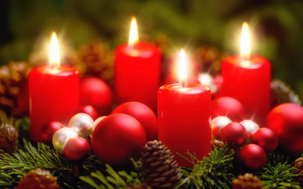 Advent çelenk mumlar yanan 4 ile — Stok fotoğraf