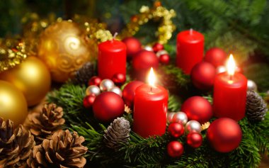 Advent çelenk mumlar yanan 2