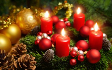 Advent çelenk mumlar yanan 4 ile