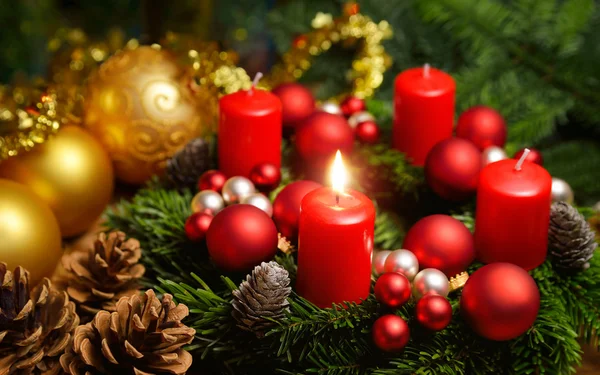 Рождественский венок с одной горящей свечой — стоковое фото