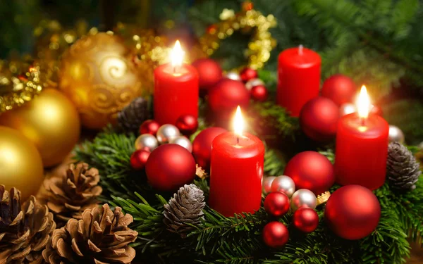 Рождественский венок с 3 горящими свечами — стоковое фото