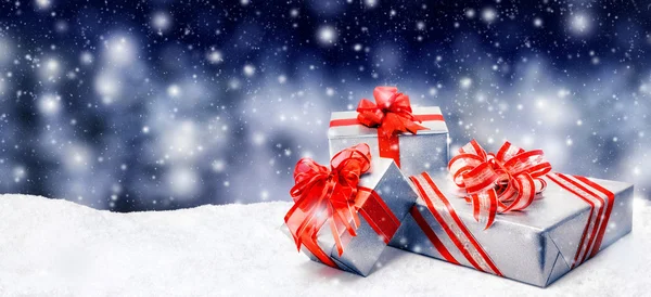 Christmas presents in snow — Stock Photo, Image