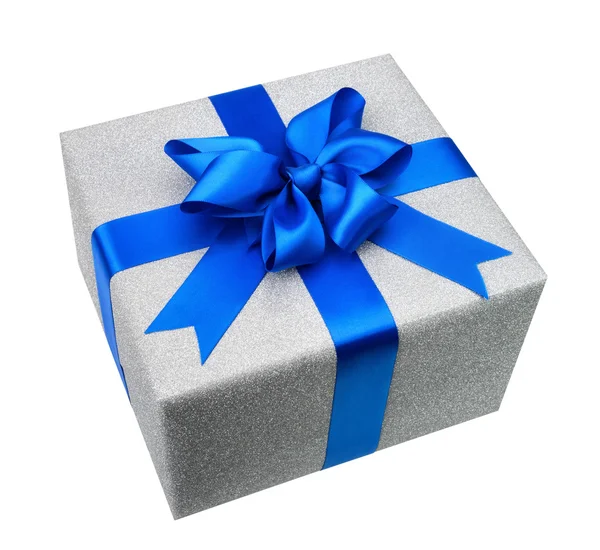 Изолированная серебряная подарочная коробка с элегантным голубым бантом — стоковое фото