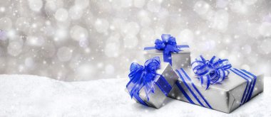 Karda Noel hediyeleri