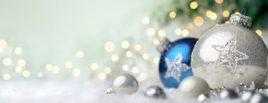 Noel süsler ile boşaltmak