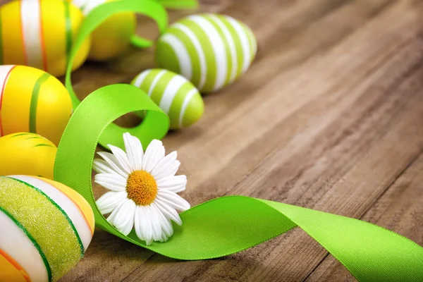 Neat Easter arrangement on wood — Stock Photo, Image