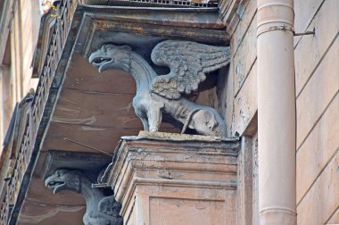 Griffinler Alexander PEL 'in evinin dekoratif unsurları olarak 1865' te inşa edildi, mimar Alexander PEL. Rusya, Saint Petersburg, Eylül 2020