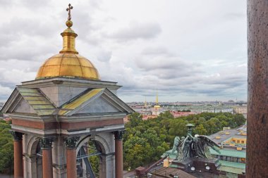 St. Isaac Katedrali 'nin gözlem güvertesinden Deniz Kuvvetleri ve Hermitage Müzesi manzarası. Rusya, Saint Petersburg, Eylül 2020