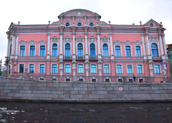 Saray 1847-1848 yılları arasında mimar A. I. Stackenschneider tarafından Prens Beloselsky-Belozersky tarafından Barok tarzında inşa edilmiştir. Rusya, Saint Petersburg, Eylül 2020