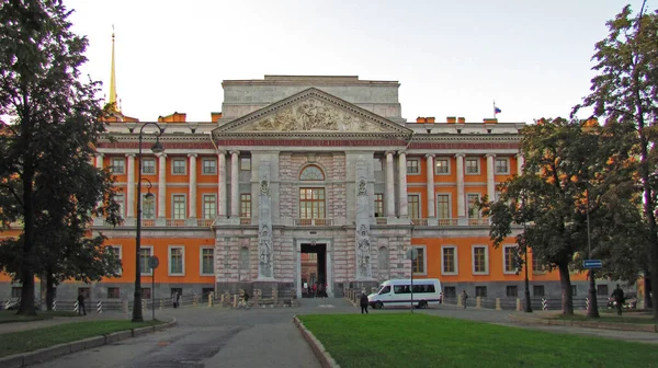  Mikhailovsky kalesi İmparator I. Paul tarafından 1797-1801 yılları arasında inşa edildi ve mimar Vasily Bazhenov tarafından tasarlandı. Rusya, Saint Petersburg, Eylül 2020                              