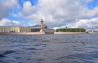 İki Rostral sütun 1805-1810 yılları arasında Fransız mimar Thomas de Thomon tarafından inşa edilmiştir. Rusya, Saint Petersburg, Eylül 2020