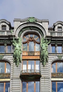 Binanın ön cephesinde Valkyries heykelleri ve Amanda Adamson tarafından yapılan şarkıcı şirketinin arması var. Rusya, Saint Petersburg, Eylül 2020