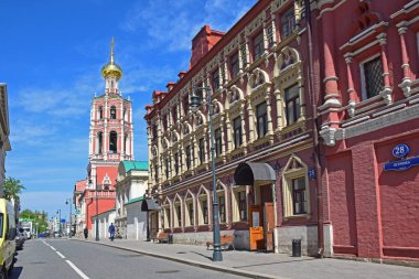 Vysoko-Petrovsky Manastırı 'nın çan kulesi Çar Peter 1' in emriyle 1690 yılında inşa edilmiştir. Mimar bilinmiyor. Rusya, Moskova, Mayıs 2021.