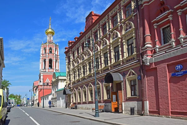 Vysoko-Petrovsky Manastırı 'nın çan kulesi Çar Peter 1' in emriyle 1690 yılında inşa edilmiştir. Mimar bilinmiyor. Rusya, Moskova, Mayıs 2021.