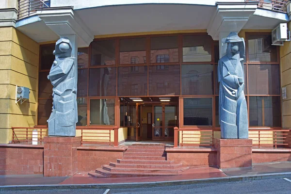 在办公中心入口前面 2020年安装了两个不同的抽象艺术风格的亚特兰蒂斯雕塑 作者是雕塑家安德烈 2021年8月 莫斯科 — 图库照片