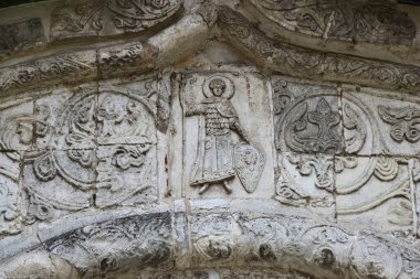 Yuriev-Polsky 'deki Aziz George Katedrali' nin duvarlarında yardım. Katedral Rus zanaatkarlar tarafından 1230 yılında Prens Svyatoslav 'ın emriyle inşa edilmiştir. Rusya, Yuryev-Polsky, Ağustos 2021.