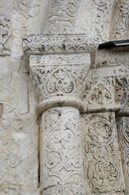 Yuriev-Polsky 'deki Aziz George Katedrali' nin duvarlarında yardım. Katedral Rus zanaatkarlar tarafından 1230 yılında Prens Svyatoslav 'ın emriyle inşa edilmiştir. Rusya, Yuryev-Polsky, Ağustos 2021.