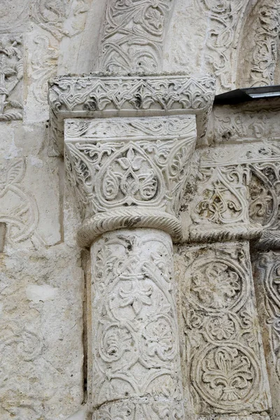 Yuriev-Polsky 'deki Aziz George Katedrali' nin duvarlarında yardım. Katedral Rus zanaatkarlar tarafından 1230 yılında Prens Svyatoslav 'ın emriyle inşa edilmiştir. Rusya, Yuryev-Polsky, Ağustos 2021.