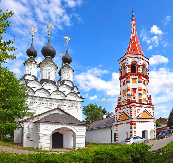 Lazorevskaya教堂始建于1667年 是Suzdal的第一个五边形教堂 1745年 在Lazarevsky教堂旁边建造了一座温暖的Antipy教堂 2021年8月 苏斯达尔 — 图库照片