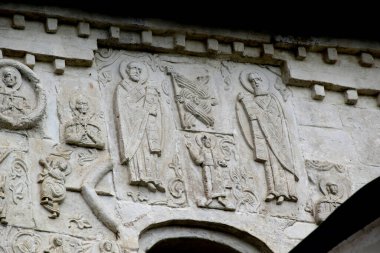Yuriev-Polsky 'deki Aziz George Katedrali' nin duvarlarında yardım. Katedral Rus zanaatkarlar tarafından 1230 yılında Prens Svyatoslav 'ın emriyle inşa edilmiştir. Rusya, Yuryev-Polsky, Ağustos 2021.