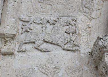 Yuriev-Polsky 'deki Aziz George Katedrali' nin duvarlarında yardım. Katedral Rus zanaatkarlar tarafından 1230 yılında Prens Svyatoslav 'ın emriyle inşa edilmiştir. Rusya, Yuryev-Polsky, Ağustos 2021.