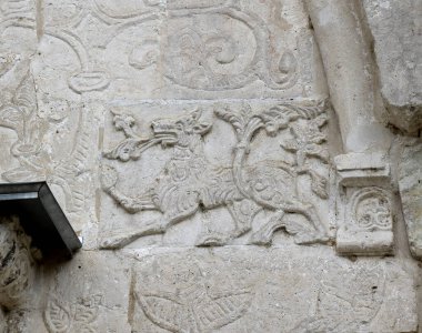 Yuriev-Polsky 'deki Aziz George Katedrali' nin duvarlarında yardım. Katedral Rus zanaatkarlar tarafından 1230 yılında Prens Svyatoslav 'ın emriyle inşa edilmiştir. Rusya, Yuryev-Polsky, Ağustos 2021.