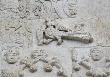 Yuriev-Polsky 'deki Aziz George Katedrali' nin duvarlarında yardım. Katedral Rus zanaatkarlar tarafından 1230 yılında Prens Svyatoslav 'ın emriyle inşa edilmiştir. Rusya, Yuryev-Polsky, Ağustos 2021.