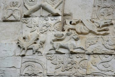 Yuriev-Polsky 'deki Aziz George Katedrali' nin duvarlarında yardım. Katedral Rus zanaatkarlar tarafından 1230 yılında Prens Svyatoslav 'ın emriyle inşa edilmiştir. Rusya, Yuryev-Polsky, Ağustos 2021.