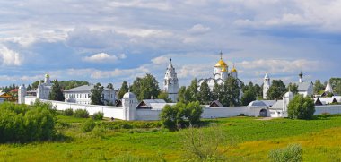 Pokrovsky manastırı 1364 yılında Suzdal Prensi Dmitry 'nin yönetiminde kurulmuş, ancak güncel grup biçimi sadece XVI yüzyılda oluşmuştur. Rusya, Suzdal, Ağustos 2021.