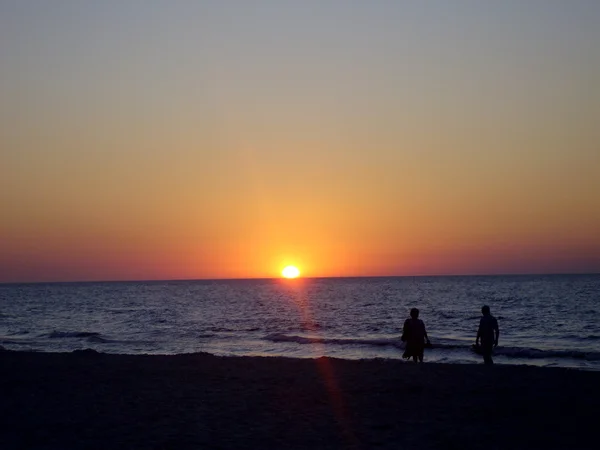 Playa del atardecer Agua del sol Tiempo mar arena olas — Foto de Stock