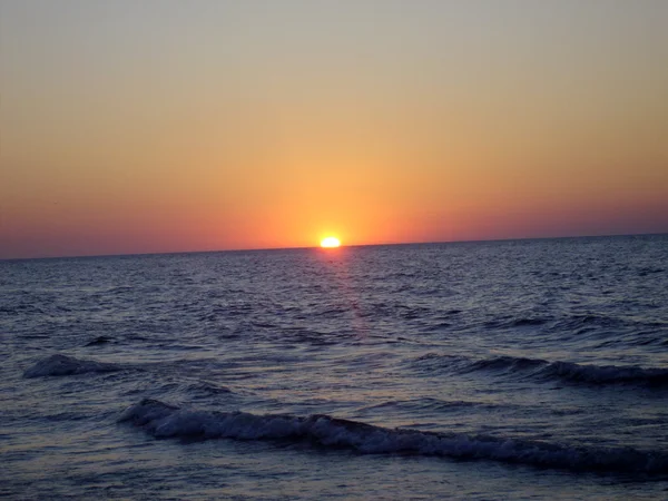 Παραλία ηλιοβασίλεμα ήλιο νερού καιρικές συνθήκες θάλασσα άμμου κύματα — Φωτογραφία Αρχείου