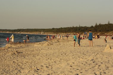 Plaj güneş su hava deniz kum dalgaları insanları tatil sunbather gökyüzü