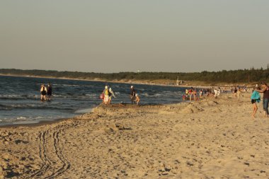 Plaj güneş su hava deniz kum dalgaları insanları tatil sunbather gökyüzü