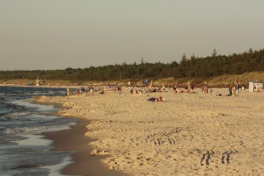 Plaj güneş su hava deniz kum dalgaları insanları tatil sunbather gökyüzü