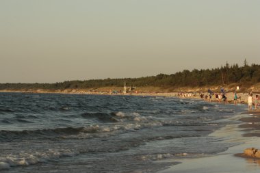 Plaj güneş su hava deniz kum dalgaları insanları tatil sunbather gökyüzü