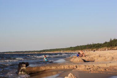 Plaj güneş su hava deniz kum dalgaları insanları tatil sunbather gökyüzü