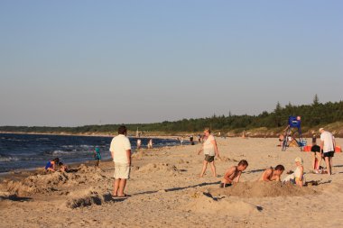 Plaj güneş su hava deniz kum dalgaları insanları tatil sunbather gökyüzü