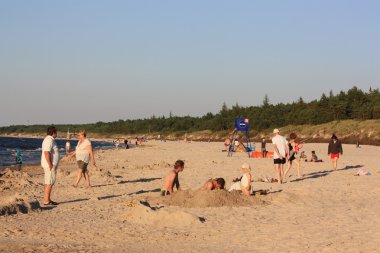 Plaj güneş su hava deniz kum dalgaları insanları tatil sunbather gökyüzü