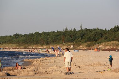 Plaj güneş su hava deniz kum dalgaları insanları tatil sunbather gökyüzü
