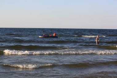 Plaj güneş su hava deniz kum dalgaları insanları tatil sunbather gökyüzü