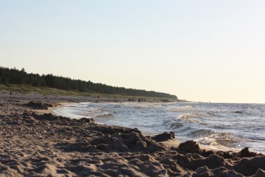Plaj güneş su hava deniz kum dalgaları insanları tatil sunbather gökyüzü