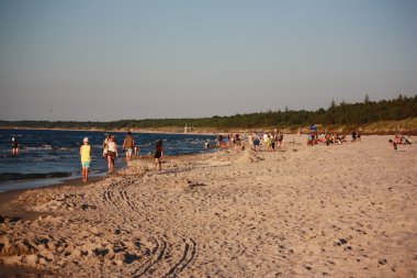 Plaj güneş su hava deniz kum dalgaları insanları tatil sunbather gökyüzü