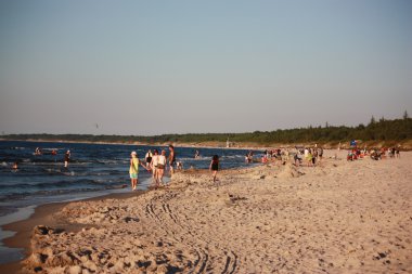 Plaj güneş su hava deniz kum dalgaları insanları tatil sunbather gökyüzü