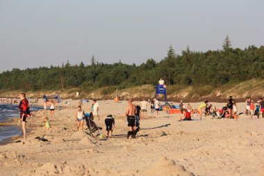 Plaj güneş su hava deniz kum dalgaları insanları tatil sunbather gökyüzü