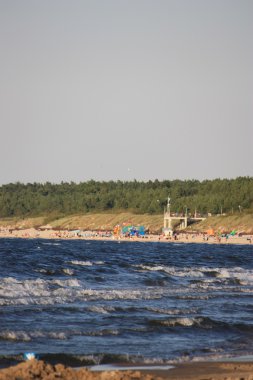Plaj güneş su hava deniz kum dalgaları insanları tatil sunbather gökyüzü
